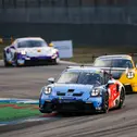 Levin Gelf (vorne) und Joel Hohmann (gelbes Auto hinter Gelf) bestimmten das Wochenende in der Porsche Sprint Challenge Deutschland GT3 (Foto: Porsche Sports Cup Deutschland)