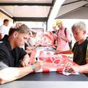 Die Spieler des 1. FC Nürnberg schrieben am Norisring fleißig Autogramme