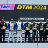 Das Gesamtpodium des neunten Meisterschaftsrennens im ADAC GT Masters