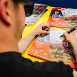 Adam Sterry ( Großbritannien / KTM / KTM Sarholz Racing Team ) schreibt Autogramme beim ADAC MX Masters