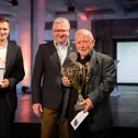 v.r.n.l. Der Sieger der Motorradwertung Bernd Stinski mit DMSB-Präsident Wolfgang Wagner-Sachs und ADAC Klassik Projektmanager Andre Lösch