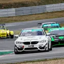 Ralf Glatzel führt mit seinem BMW M4 GT4 einen Pulk an. (Foto: STT)
