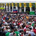 Beim Pitwalk kommen Fans den PS-starken Fahrzeugen und den DTM-Stars ganz nah