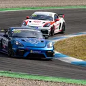 Bruno Görtz (vorne) fährt in diesem Jahr in der Porsche Sprint Challenge Deutschland GT4 und im ADAC Tourenwagen Junior Cup (Foto: Porsche Sports Cup Deutschland)