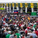 Beim Pitwalk kommen Fans den PS-starken Fahrzeugen und den DTM-Stars ganz nah