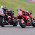 Das entscheidende Duell um den Sieg: Marco Bezzecchi gegen Marc Marquez (l-r)