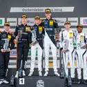Das Podium vom Auftaktrennen des ADAC GT Masters 2024 in Oschersleben