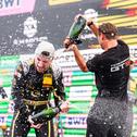 Jubel auf dem DTM-Podium bei Mirko Bortolotti und Gottfried Grasser (Teamchef TGI Team by GRT)