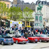 Oldtimer hautnah: Oldtimer-Enthusiasten nutzen die Gelegenheit das „rollende Museum“ aus nächster Nähe zu erleben