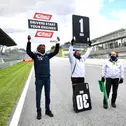 ADAC Sportpräsident Hermann Tomczyk (l.) gab das Start-your-engines-Signal für das 200. Rennen
