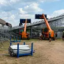 Der Aufbau der Zuschauertribünen am Sachsenring hat bereits begonnen