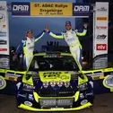 Erst im Ziel erzählte die Beifahrerin ihrem Piloten vom Sieg: Katrin Becker-Brugger/Philip Geipel