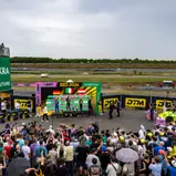 Viele Fans verfolgten die Siegerehrung am DTM-Podium im Fahrerlager