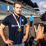 Olympiasieger Tom Liebscher brachte seine Goldmedaille aus Tokio mit an den Lausitzring