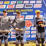 Tageswertung beim ADAC MX Junior Cup v.l.n.r.: Patriks Cirulis ( Lettland / Husqvarna / SCHMICKER SILVE RACING ), Martins Cirulis ( Lettland / Husqvarna / SCHMICKER SILVE RACING ) und Luca Nierychlo ( Deutschland / KTM / KTM MX FUTURES )