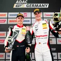 Denny Berndt (li.) und Max Rosam feiern ihren ersten Saisonsieg