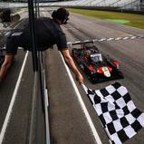 Zielflagge für den siegreichen Duqueine D08 von Racing Experience