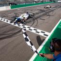 Spannendes Finale auf dem Lausitzring: Taylor Barnard (18/GBR/PHM Racing) gewinnt knapp vor seinem Teamkollegen Nikita Bedrin (16/ITA)