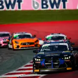 Der BMW von FK Performance Motorsport fuhr von Startplatz zehn zum Sieg