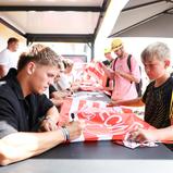 Die Spieler des 1. FC Nürnberg schrieben am Norisring fleißig Autogramme