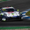 Jaap van Lagen und Mariusz Górecki bekamen den größten Pokal in der Porsche Endurance Challenge Deutschland (Foto: Porsche Sports Cup)