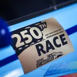 Ein Jubiläumsaufkleber zierte die GT3-Boliden beim 250. Rennen
