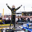 Sonntagssieger Mirko Bortolotti jubelte vor dem DTM-Podium im Fahrerlager 