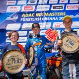 Tageswertung beim ADAC MX Junior Cup v.l.n.r.: Harry Dale ( Großbritannien / KTM ), Lucas Leok ( Estland / Husqvarna / Team #111 ) und Jarno Jansen ( Schweiz / GasGas / SixtySeven Racing Husqvarna )