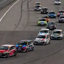 Am Start des ADAC Tourenwagen Junior Cup lag Moritz Groneck (Zweiter) noch hinter Julian Konrad (vorne), doch das sollte sich im Laufe des Rennens ändern (Foto: ADAC Tourenwagen Junior Cup)