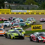 Die ADAC GT4 Germany begeistert auf dem Sachsenring mit einem vollen Feld