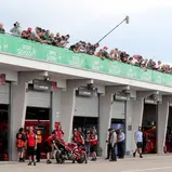 Besondere Einblicke ins MotoGP-Wochenende ermöglichen Zusatzangebote wie Paddock-Touren und das Boxendach-Ticket.  