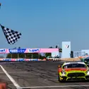 Zielflagge für den Mercedes-AMG GT4 von Schnitzelalm Racing