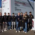 ADAC Motorsportchef Thomas Voss (Mitte) bekam von den Talent Pool Piloten des Porsche Sixt Carrera Cup Deutschland symbolisch einen Hoodie überreicht ADAC Motorsportchef Thomas Voss (Mitte) bekam von den Talent Pool Piloten des Porsche Sixt Carrera Cup Deutschland symbolisch einen Hoodie überreicht