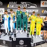 Die strahlenden Sieger auf dem Podium des ADAC GT Masters