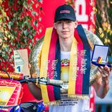 Stolz präsentiert Oskar Romberg seine DMX-Medaille und den Pokal