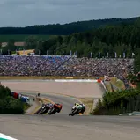 Auf den Tribünen um die Sachsenkurve herrscht traditionell beste Stimmung