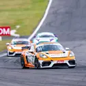 Markant in Orange und Weiß: Die beiden Porsche von Wimmer Werk Motorsport