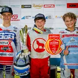 Tageswertung beim ADAC MX Junior Cup 125 v.l.n.r.: Leo Diss-Fenard ( Frankreich / KTM / KTM-RPM ), Ryan Oppliger ( Schweiz / KTM / Oppliger Racing Sàrl ) und Jekabs Hudolejs ( Lettland / GasGas / Gates Hudolejs )