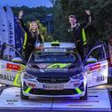 Ein harmonierendes Paar inner- und außerhalb des Rallyeautos: Timo Schulz und Maresa Lade