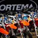 Gefahren wird sowohl auf elektrisch angetriebenen Motorrädern als auch auf Verbrenner-Maschinen von KTM