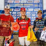Geben derzeit im ADAC MX Masters den Ton an: Tabellenführer Roan van de Moosdijk (m.), Maximilian Spies (l.) und Tom Koch