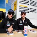 Beim Meet the Drivers erfüllen die Fahrer Autogrammwünsche