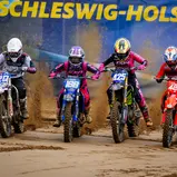 Start der DMX Damen v.l.n.r.: Tanja Schlosser ( Deutschland / Triumph / WERTHMANN RACING TEAM BY MEFO SPORT ), Shana Van der Vlist ( Niederlande / Yamaha ), Amber Simons ( Niederlande / Triumph ) und Larissa Papenmeier ( Deutschland / Honda / SYE RACING T