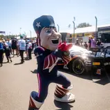 Maskottchen Pat Patriot sorgt im Fahrerlager des Sachsenrings für echtes NFL-Feeling.