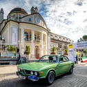 Vor dem Kurhaus in Meran starteten die Oldtimer zur Tagestour durch den Süden Südtirols
