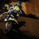 Patriks Cirulis bezwang in der Endphase des ersten Laufs im ADAC MX Junior Cup 85 seinen Zwillingsbruder