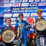 Tageswertung beim ADAC MX Junior Cup v.l.n.r.: Harry Dale ( Großbritannien / KTM ), Lucas Leok ( Estland / Husqvarna / Team #111 ) und Jarno Jansen ( Schweiz / GasGas / SixtySeven Racing Husqvarna )