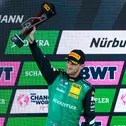 Marco Wittmann nahm den Pokal für den zweiten Platz mit nach Hause