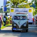 „Rollendes Museum“ der ADAC Europa Classic 2026: Oldtimer-Fans können die rund 70 Klassiker hautnah auf der Route 66 in Ruhpolding erleben.