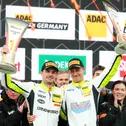 Champions der ADAC GT4 Germany: Lachlan Robinson (li.) und Denny Berndt